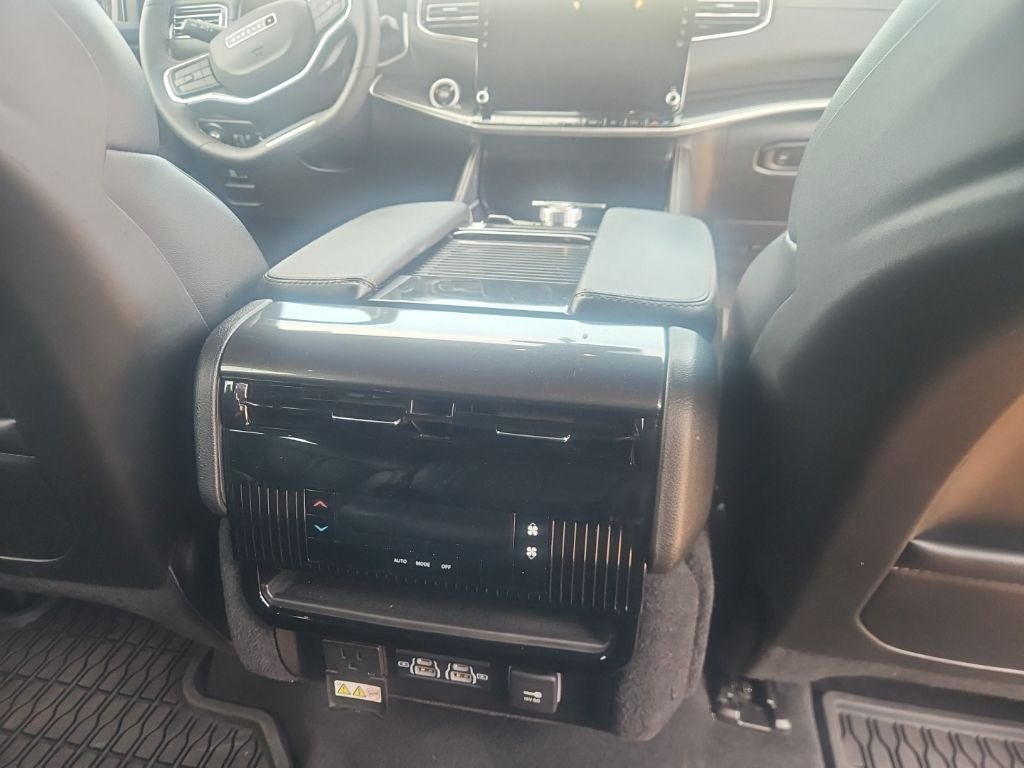 2023 Jeep Wagoneer Base